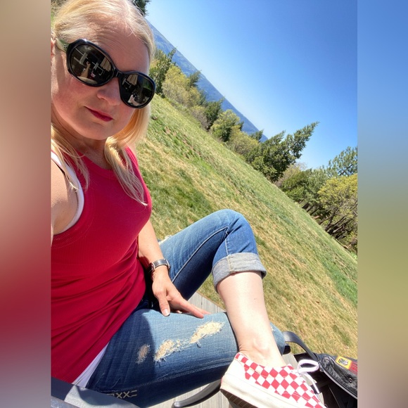 Meet your Posher, Amy - Picture 2 of 12